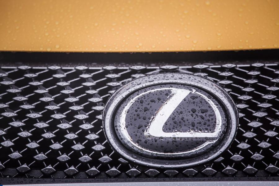 Логотип Lexus LC500 2017 года  (UK) (фото 23 из 40)